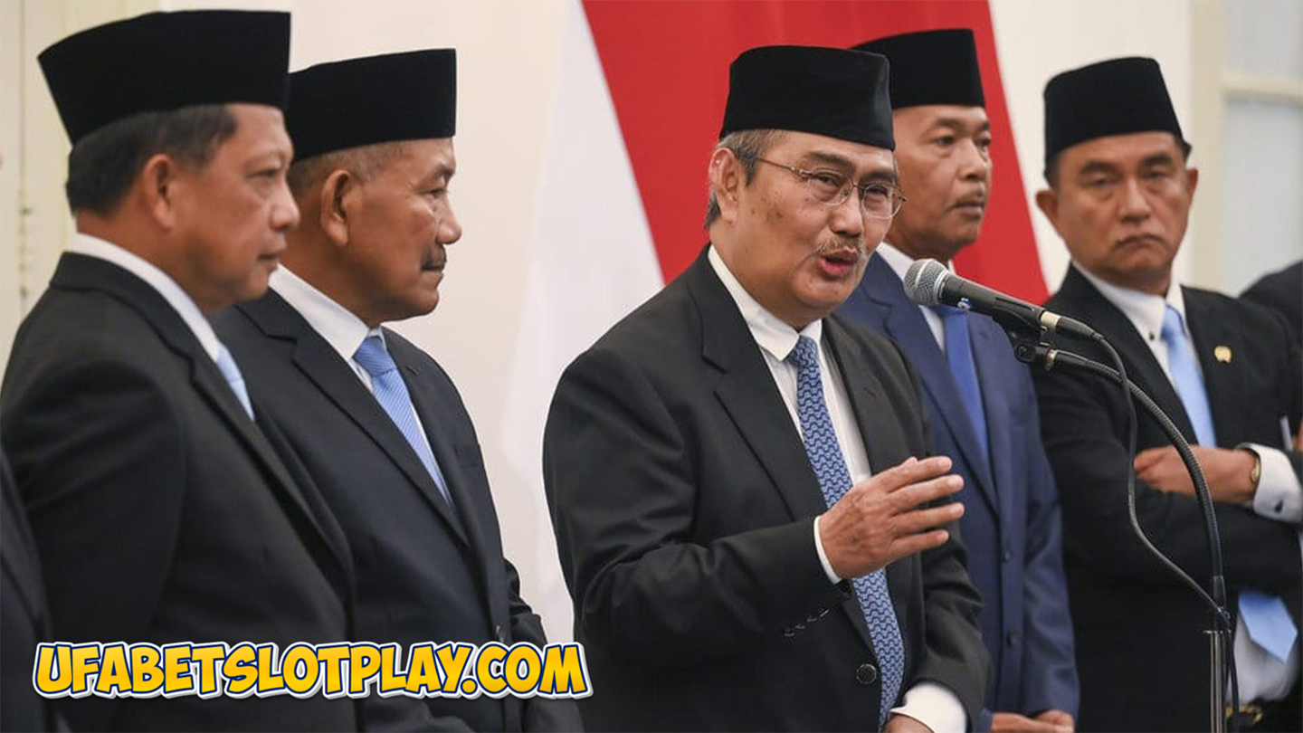 Ketua Komite Percepatan Reformasi Polri, Jimly Asshiddiqie, mengumumkan rapat perdana komite yang dia pimpin itu dijadwalkan berlangsung pada Senin, 10 November 2025 di Mabes Polri, Jakarta.  Dalam rapat itu, Jimly menjelaskan seluruh anggota Komite, yang berjumlah 10 orang akan berembuk untuk menyusun rencana kerja dalam jangka pendek, termasuk untuk mendengar langsung dari internal Polri mengenai langkah-langkah perbaikan dan reformasi yang telah mereka jalankan.  “Insyaallah hari Senin, jam 1 [siang], kami akan mengadakan rapat pertama di Kantor Polri, Kantor Kapolri. Nah, komisi ini diharapkan bekerja tentu secepatnya, tetapi Bapak Presiden tidak memberi batasan waktu. Minimal 3 bulan itu sudah ada laporan, walaupun itu bisa berkembang sesuai kebutuhan,” kata Jimly di Istana Merdeka, Jakarta, Jumat (7/11/2025) malam, dikutip dari Antara.  Jimly melanjutkan, Komite Percepatan Reformasi Polri ingin mendengar berbagai masukan dari masyarakat, kelompok akademisi dan praktisi, organisasi masyarakat sipil baik dalam forum-forum yang dibuat secara khusus maupun dari kanal-kanal sosial media. Oleh karena itu, dalam rapat perdana Komite pada Senin minggu depan itu, anggota-anggota bakal bertukar pikiran salah satunya mengenai cara terbaik menyerap aspirasi masyarakat.   ADVERTISEMENT   Baca juga: Jimly Sebut Komisi Percepatan Reformasi Polri Berpeluang Ubah UU  Pasalnya, Jimly menjelaskan pembentukan Komite Percepatan Reformasi Polri oleh Presiden Prabowo merupakan tindak lanjut dari aspirasi masyarakat, termasuk dari tuntutan massa demonstrasi yang turun ke jalan di berbagai daerah Indonesia pada akhir Agustus 2025. Tuntutan untuk mereformasi Polri juga disuarakan sejumlah tokoh bangsa, Gerakan Nurani Bangsa, yang menemui langsung Presiden Prabowo di Istana.  “Jadi, ide-ide untuk perubahan, perbaikan apa saja itu nanti bilamana perlu itu terpaksa mengubah undang-undang. Jadi tim ini, tim hebat ini. Jadi, bukan tim biasa sehingga kami ingin menghimpun pendapat yang mungkin saja berakibat harus mengubah undang-undang. Nah itu kita juga harus siap, tetapi belum pasti ya, belum pasti,” ujar Jimly.  Presiden Prabowo melantik 10 anggota Komite Percepatan Reformasi Polri di Istana Merdeka, Jakarta, Jumat. Dalam acara pelantikan itu, Presiden juga menetapkan Jimly sebagai ketua komite merangkap anggota.  Baca juga: Prabowo Lantik Komisi Percepatan Reformasi Polri, Ada Mahfud MD  Sementara itu, sembilan anggota lainnya, yaitu Kapolri Jenderal Pol. Listyo Sigit Prabowo, Menteri Koordinator Bidang Hukum, HAM, Imigrasi, dan Pemasyarakatan Yusril Ihza Mahendra, Wakil Menteri Koordinator Bidang Hukum, HAM, Imigrasi, dan Pemasyarakatan Otto Hasibuan, Menteri Dalam Negeri sekaligus Kapolri Periode 2016–2019 Jenderal Pol. (Purn) Tito Karnavian, Menteri Hukum Supratman Andi Agtas.  Baca juga: Prabowo Langsung Beri Arahan Komisi Percepatan Reformasi Polri  Kemudian, ada pula Menteri Koordinator Bidang Politik, Hukum dan Keamanan Periode 2019–2024 sekaligus Ketua Mahkamah Konstitusi Periode 2008–2013 Mahfud MD, Kapolri Periode 2019–2021 Jenderal Pol. (Purn) Idham Aziz, dan Kapolri Periode 2015–2016 Jenderal Pol. (Purn) Badrodin Haiti.